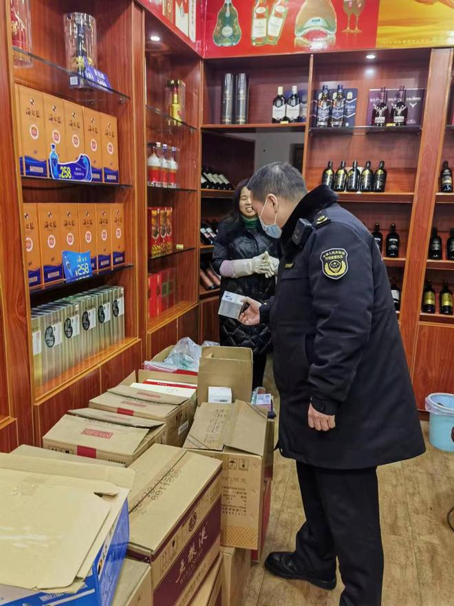 春雷行動(dòng)2023|夾江縣開展節(jié)前酒類市場專項(xiàng)檢查